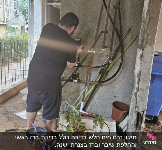 אדם עובד על צינורות מים עם כלי עבודה